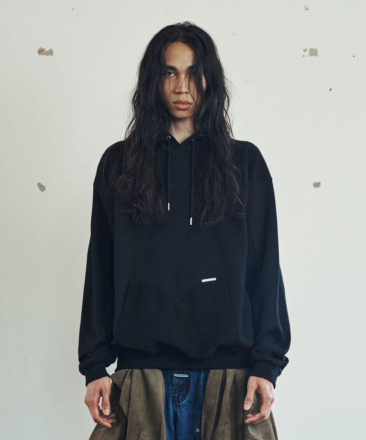 더바이닐하우스(THEVINYLHOUSE) CUT-OFF HOODIE BLACK