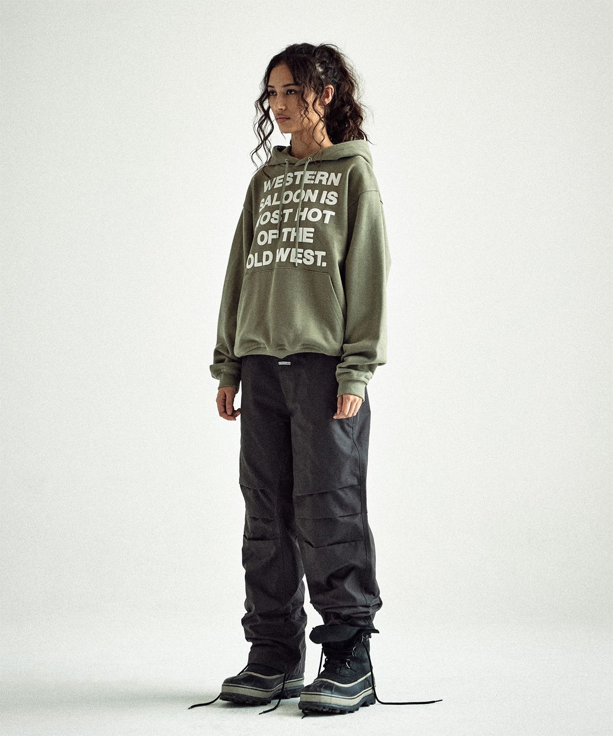 더바이닐하우스(THEVINYLHOUSE) TYPO HOODIE KHAKI
