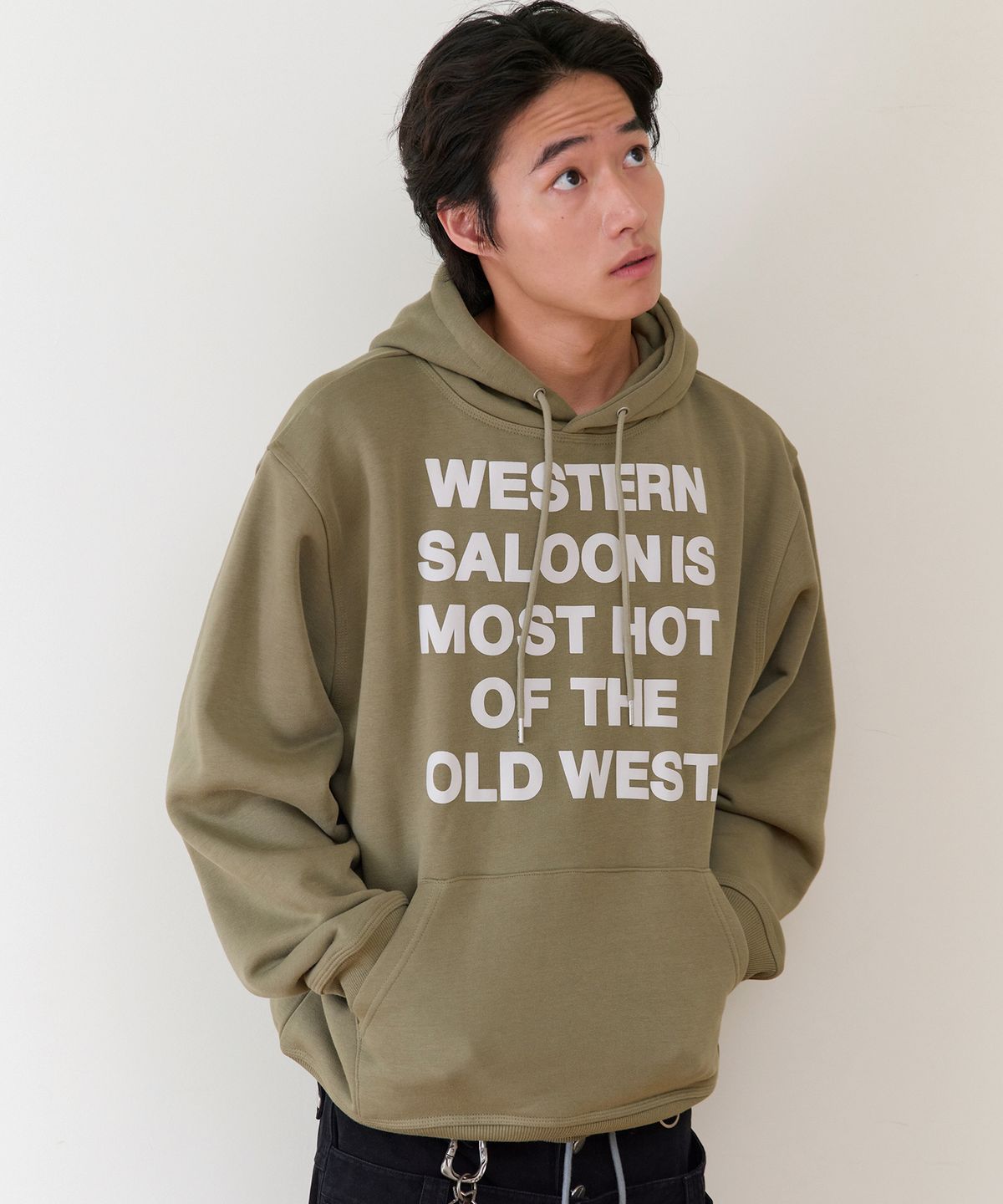 더바이닐하우스(THEVINYLHOUSE) TYPO HOODIE KHAKI