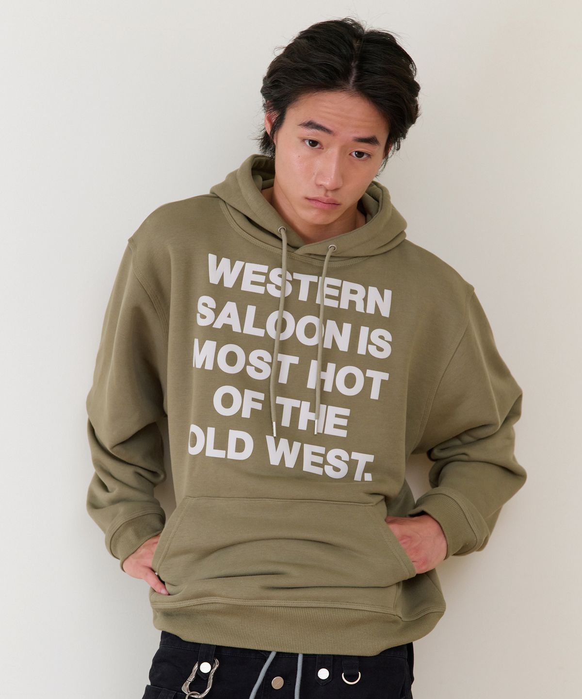 더바이닐하우스(THEVINYLHOUSE) TYPO HOODIE KHAKI
