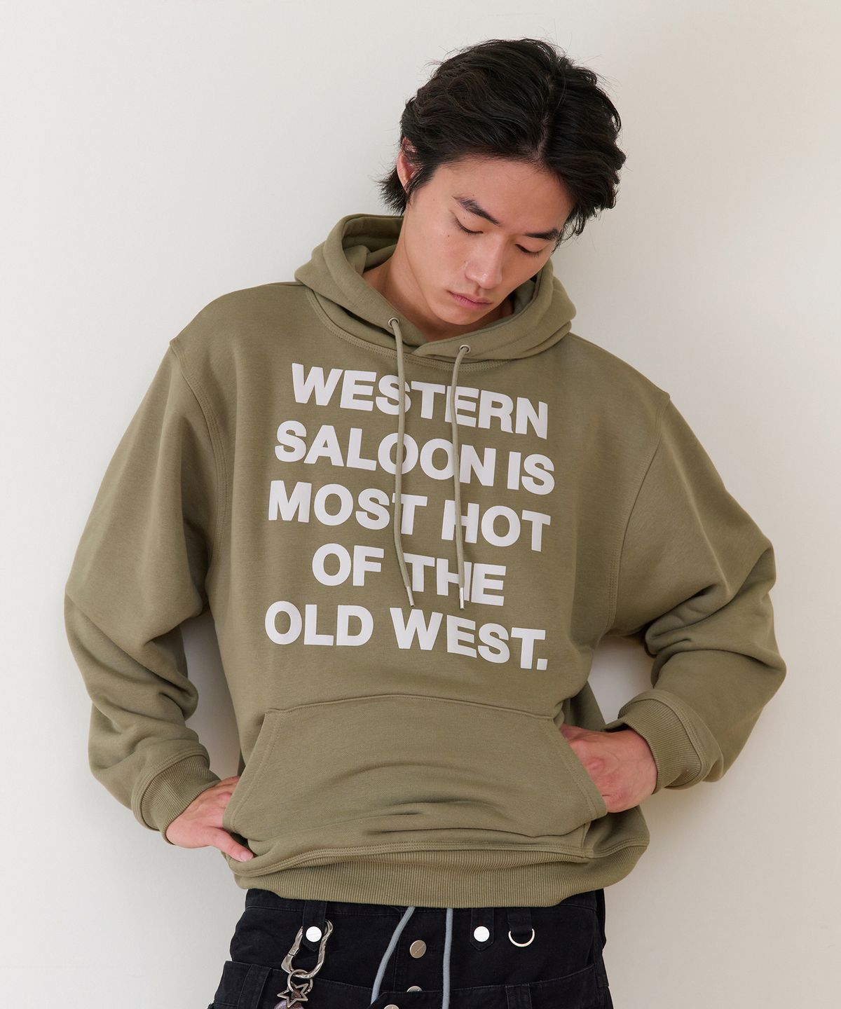 더바이닐하우스(THEVINYLHOUSE) TYPO HOODIE KHAKI