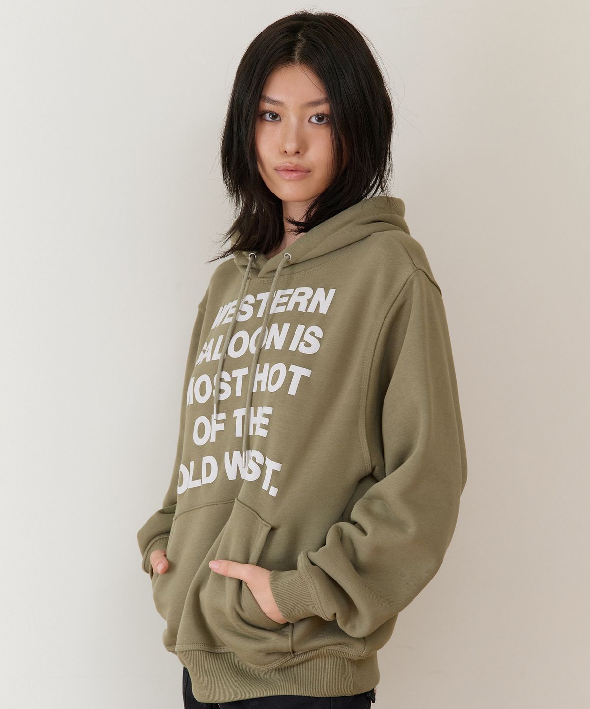 더바이닐하우스(THEVINYLHOUSE) TYPO HOODIE KHAKI