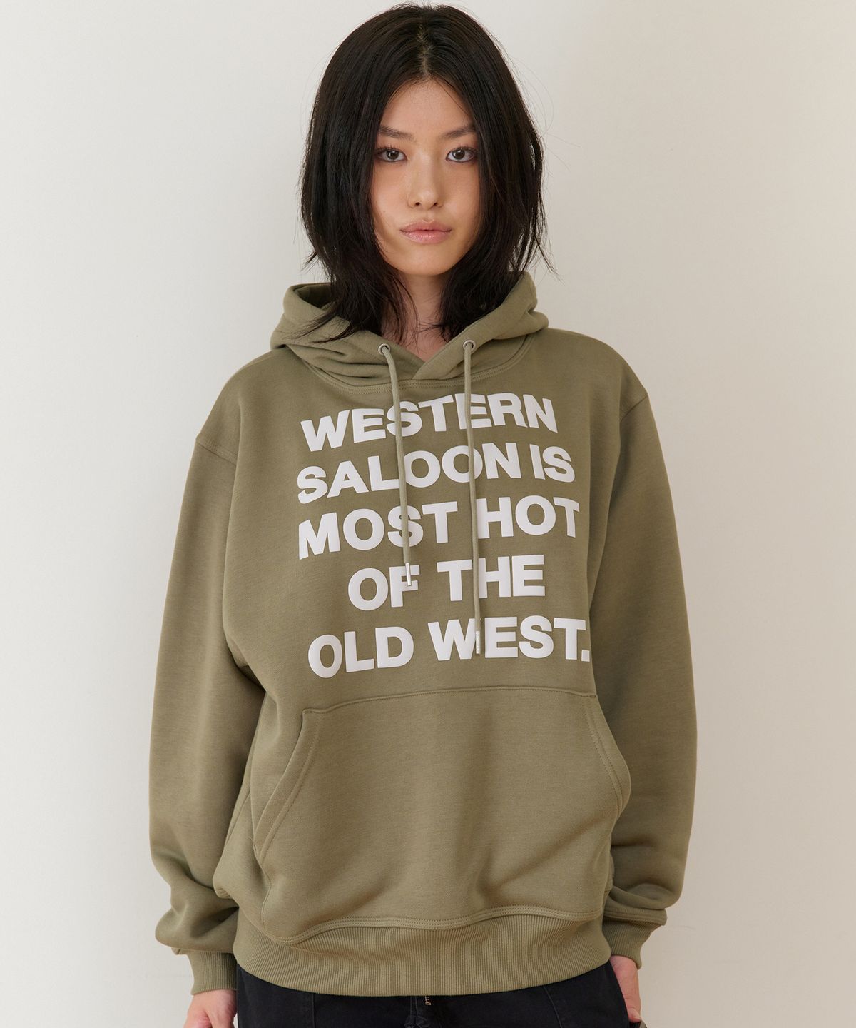 더바이닐하우스(THEVINYLHOUSE) TYPO HOODIE KHAKI