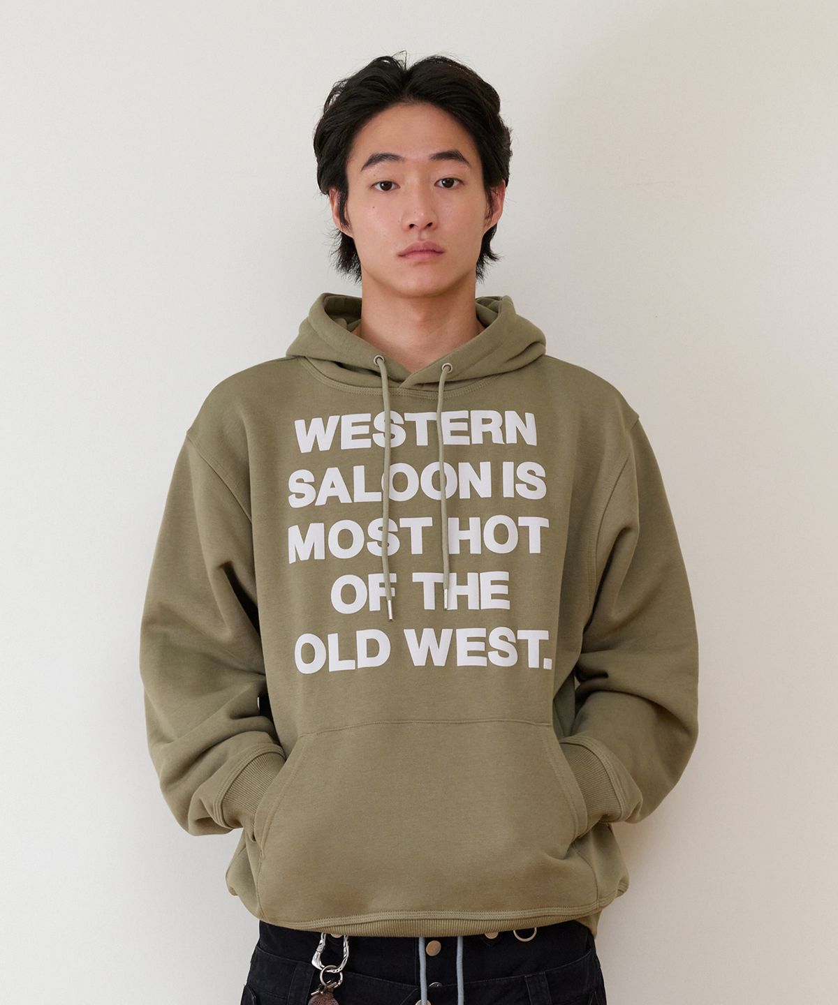 더바이닐하우스(THEVINYLHOUSE) TYPO HOODIE KHAKI