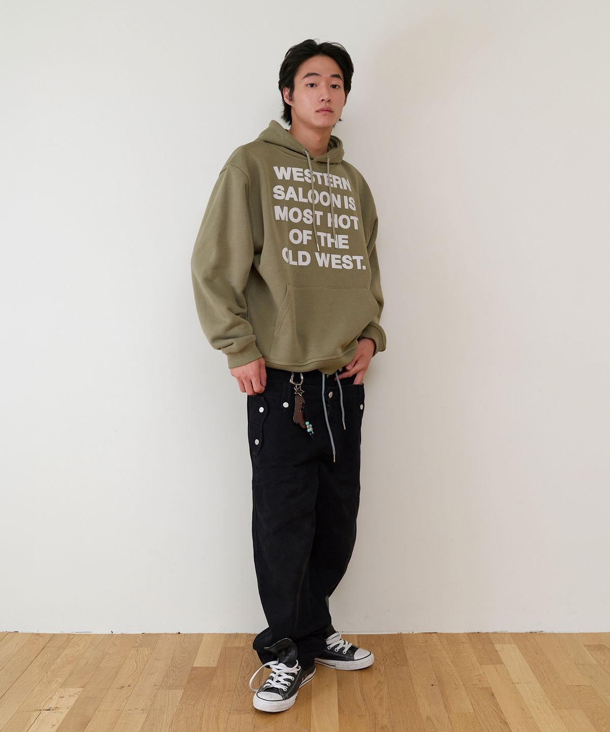 더바이닐하우스(THEVINYLHOUSE) TYPO HOODIE KHAKI