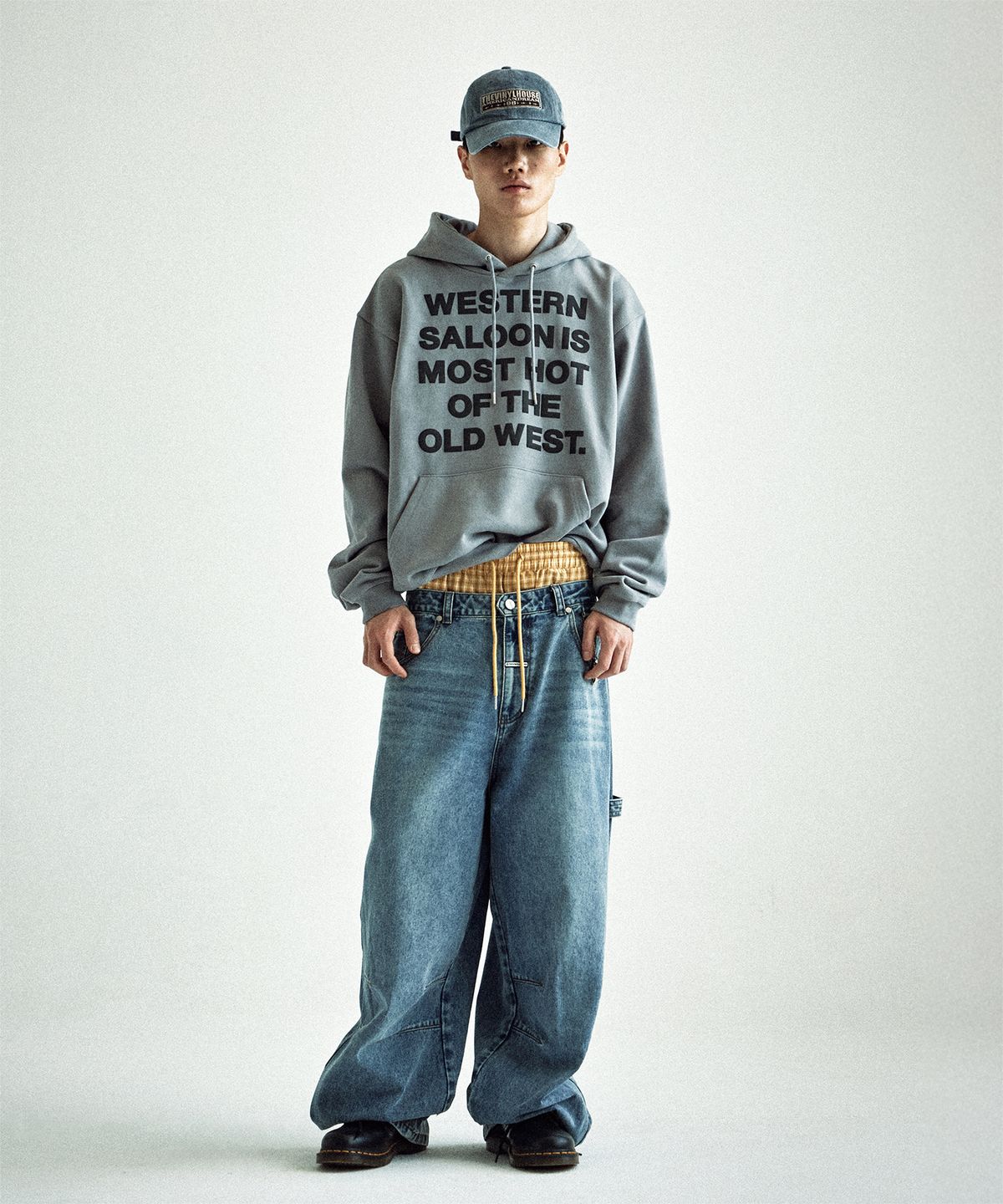 더바이닐하우스(THEVINYLHOUSE) TYPO HOODIE GREY