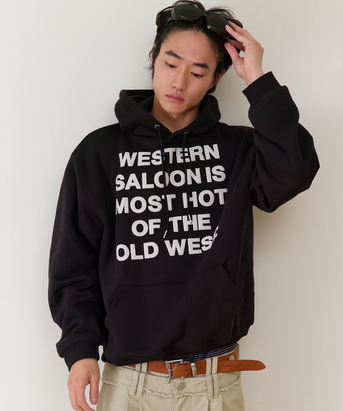 더바이닐하우스(THEVINYLHOUSE) TYPO HOODIE BLACK