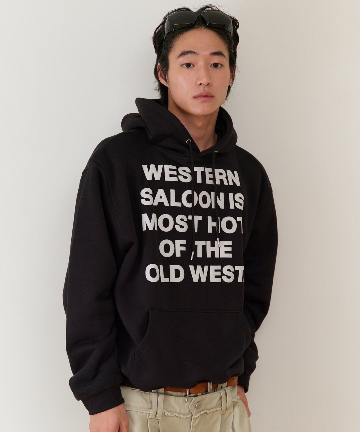 더바이닐하우스(THEVINYLHOUSE) TYPO HOODIE BLACK