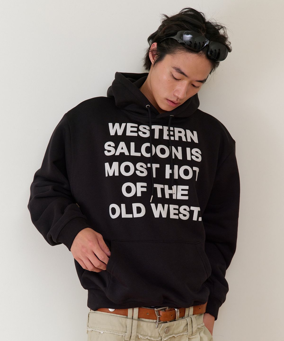 더바이닐하우스(THEVINYLHOUSE) TYPO HOODIE BLACK