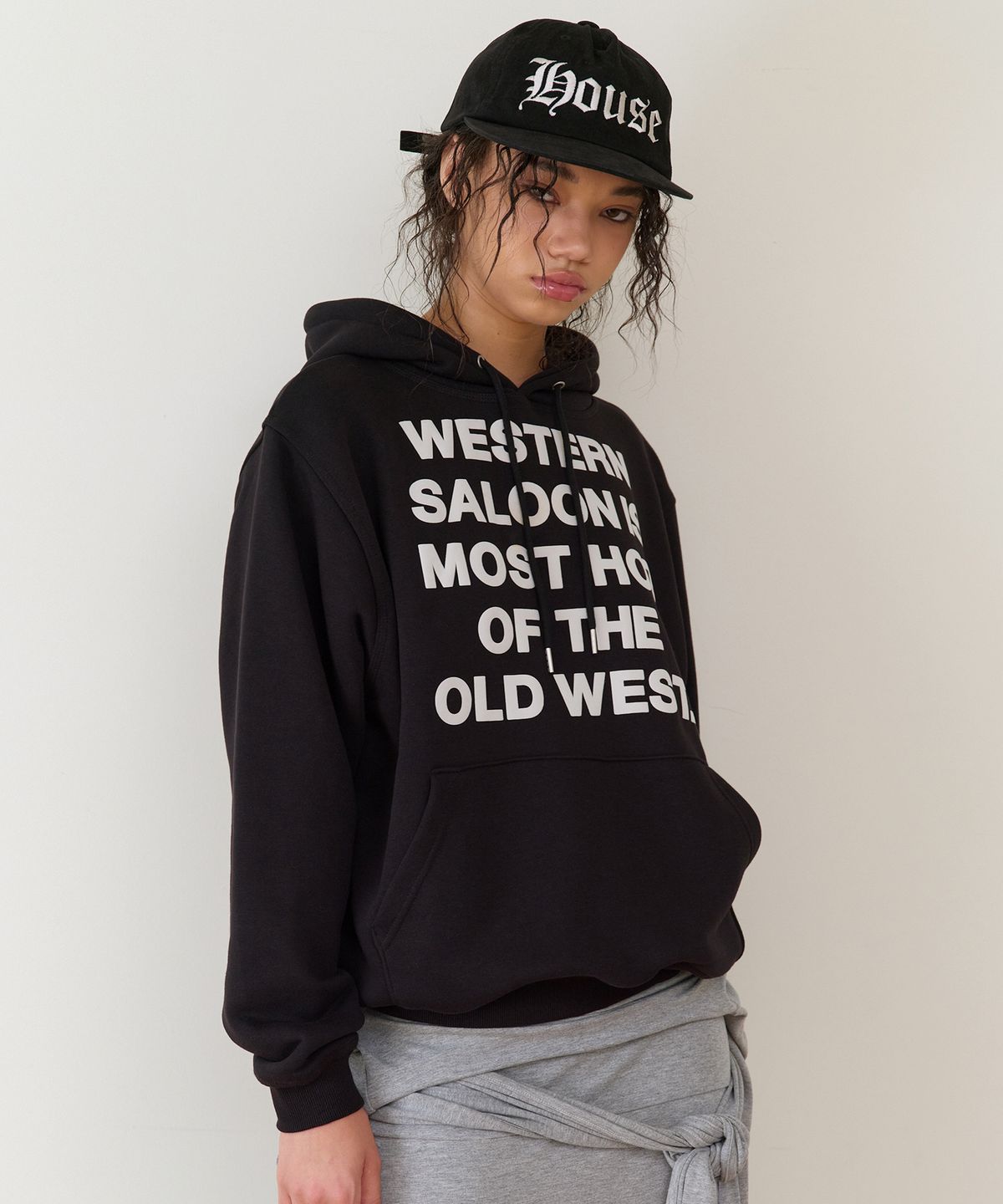 더바이닐하우스(THEVINYLHOUSE) TYPO HOODIE BLACK