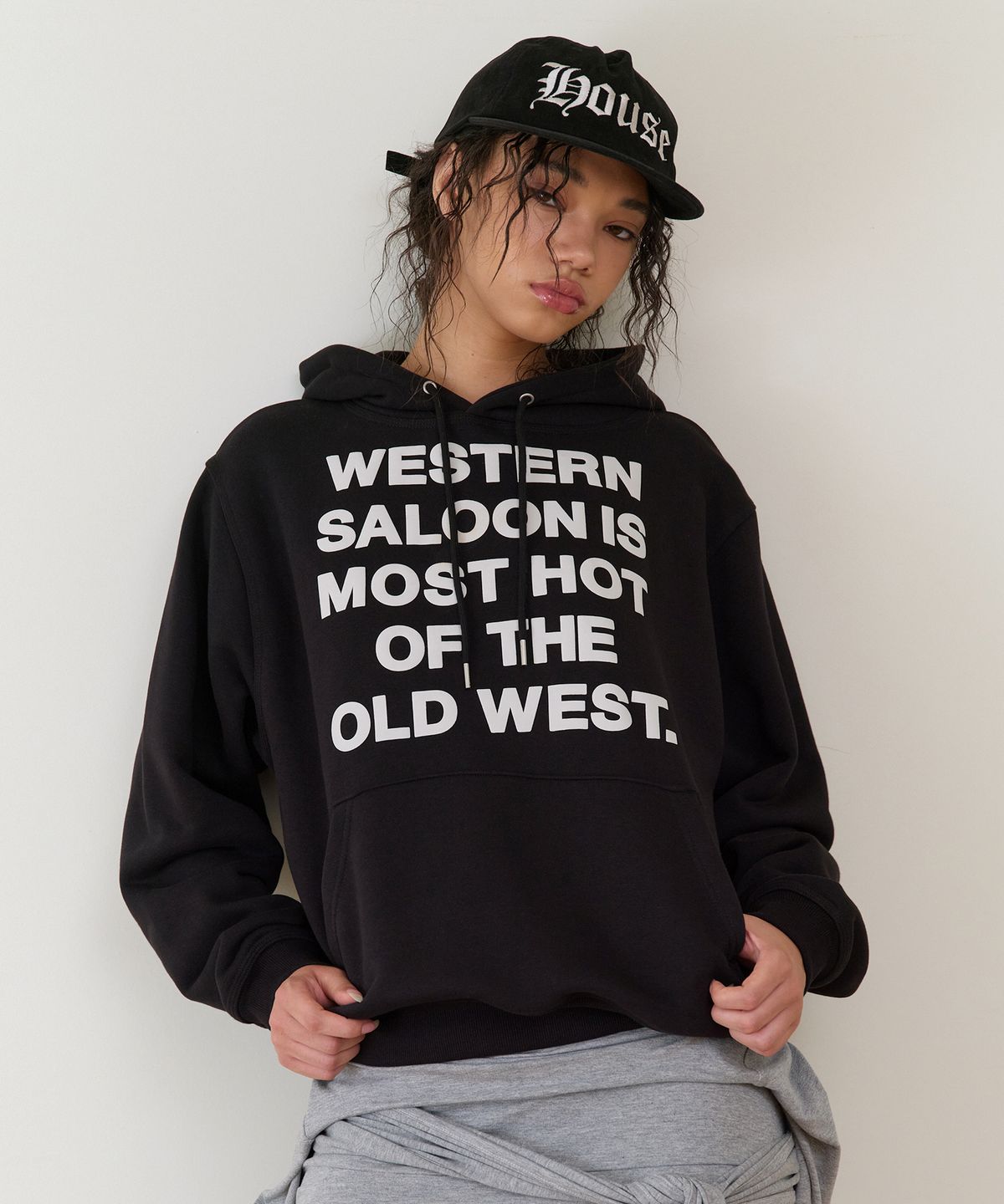 더바이닐하우스(THEVINYLHOUSE) TYPO HOODIE BLACK
