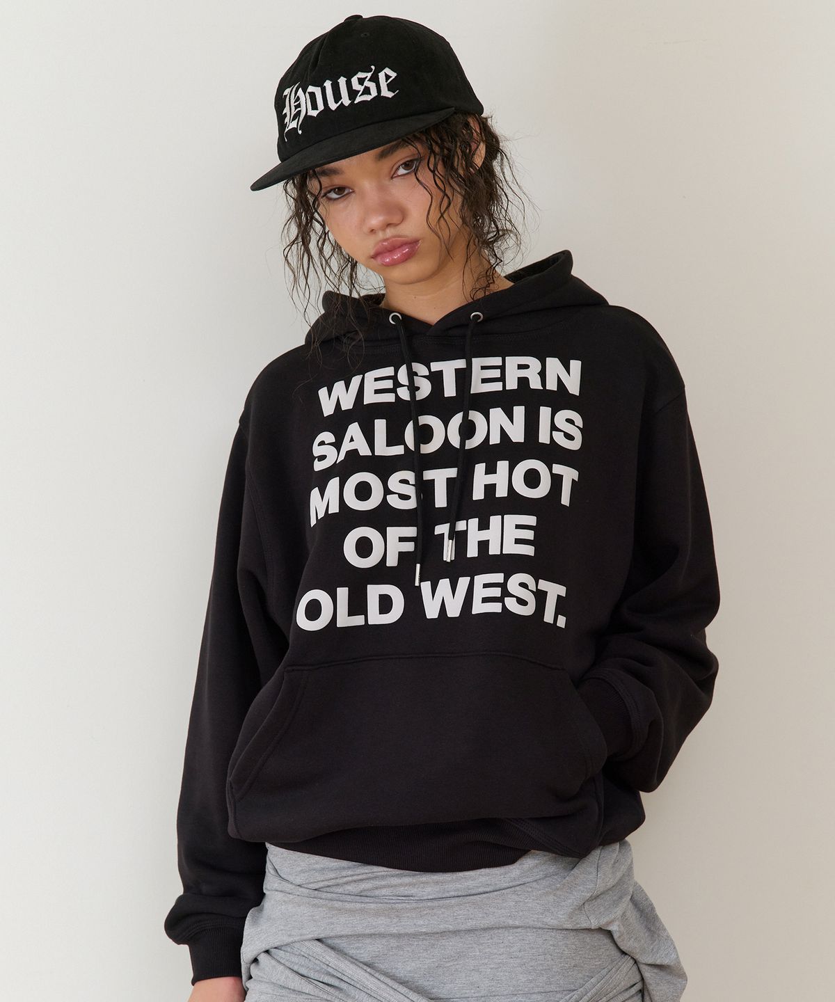 더바이닐하우스(THEVINYLHOUSE) TYPO HOODIE BLACK