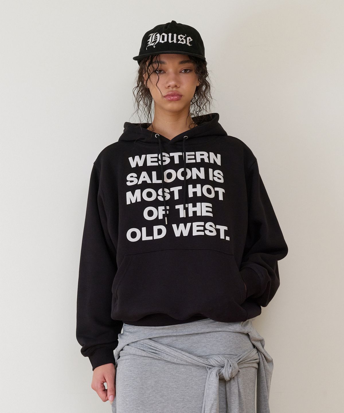 더바이닐하우스(THEVINYLHOUSE) TYPO HOODIE BLACK
