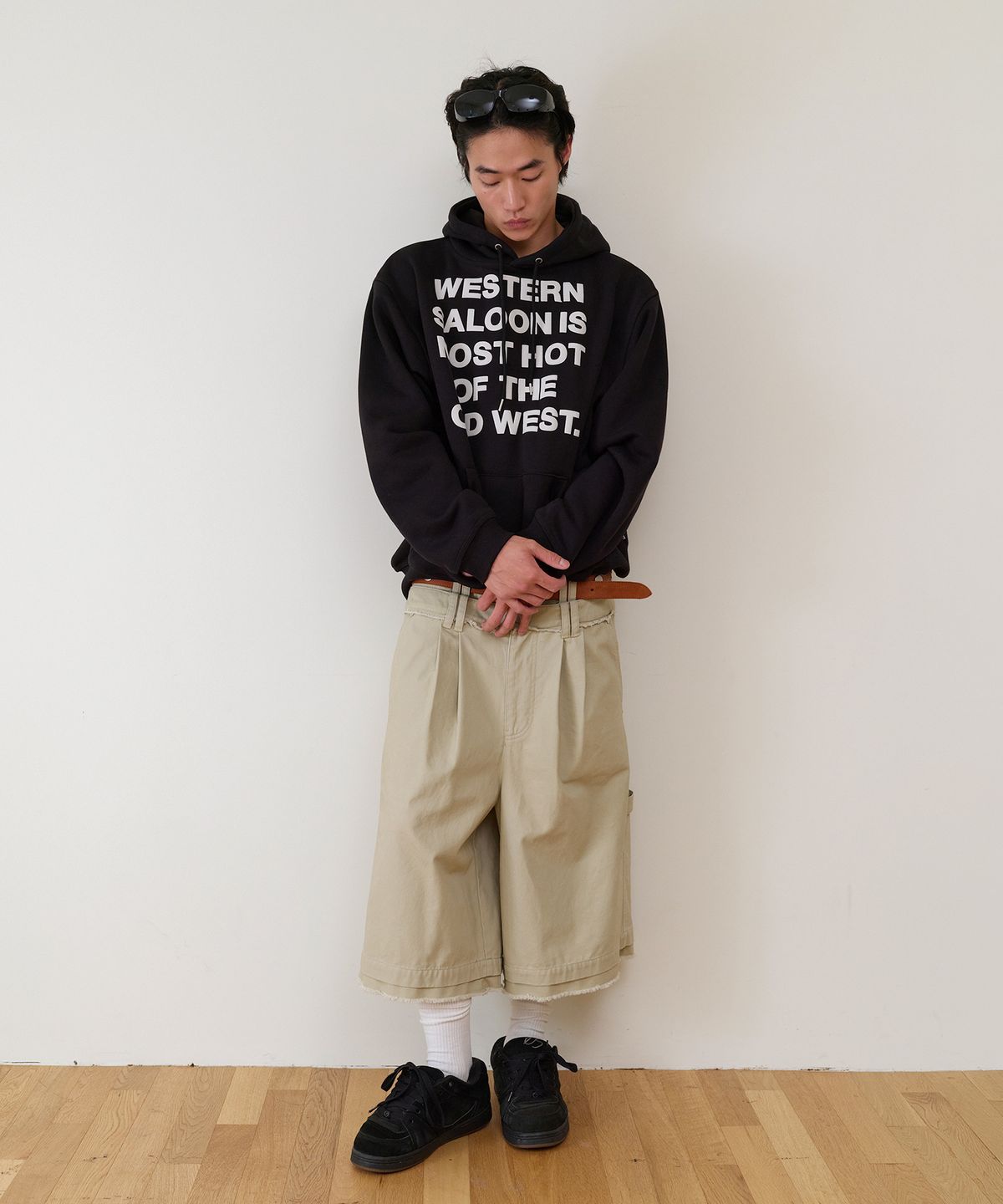 더바이닐하우스(THEVINYLHOUSE) TYPO HOODIE BLACK