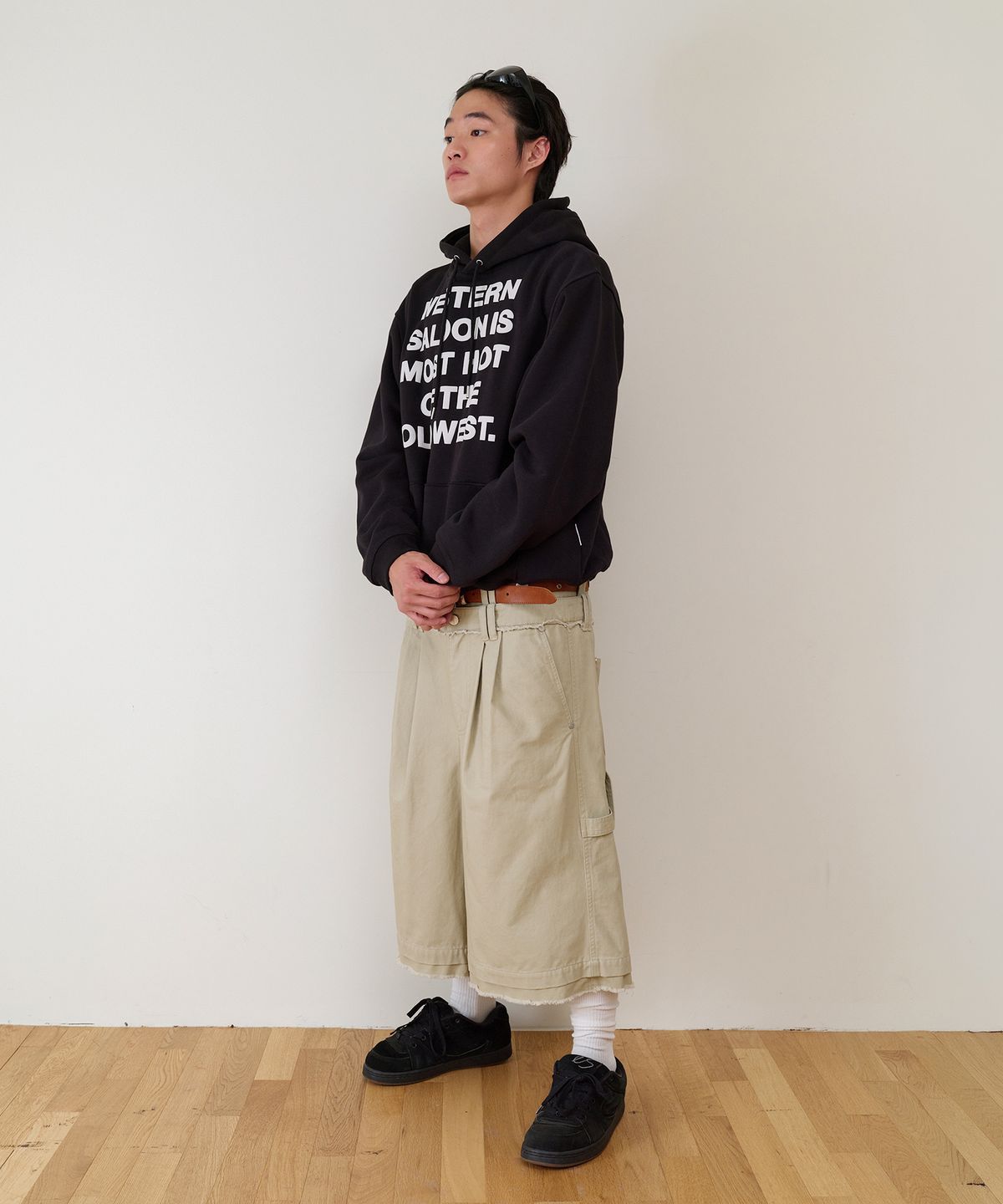 더바이닐하우스(THEVINYLHOUSE) TYPO HOODIE BLACK