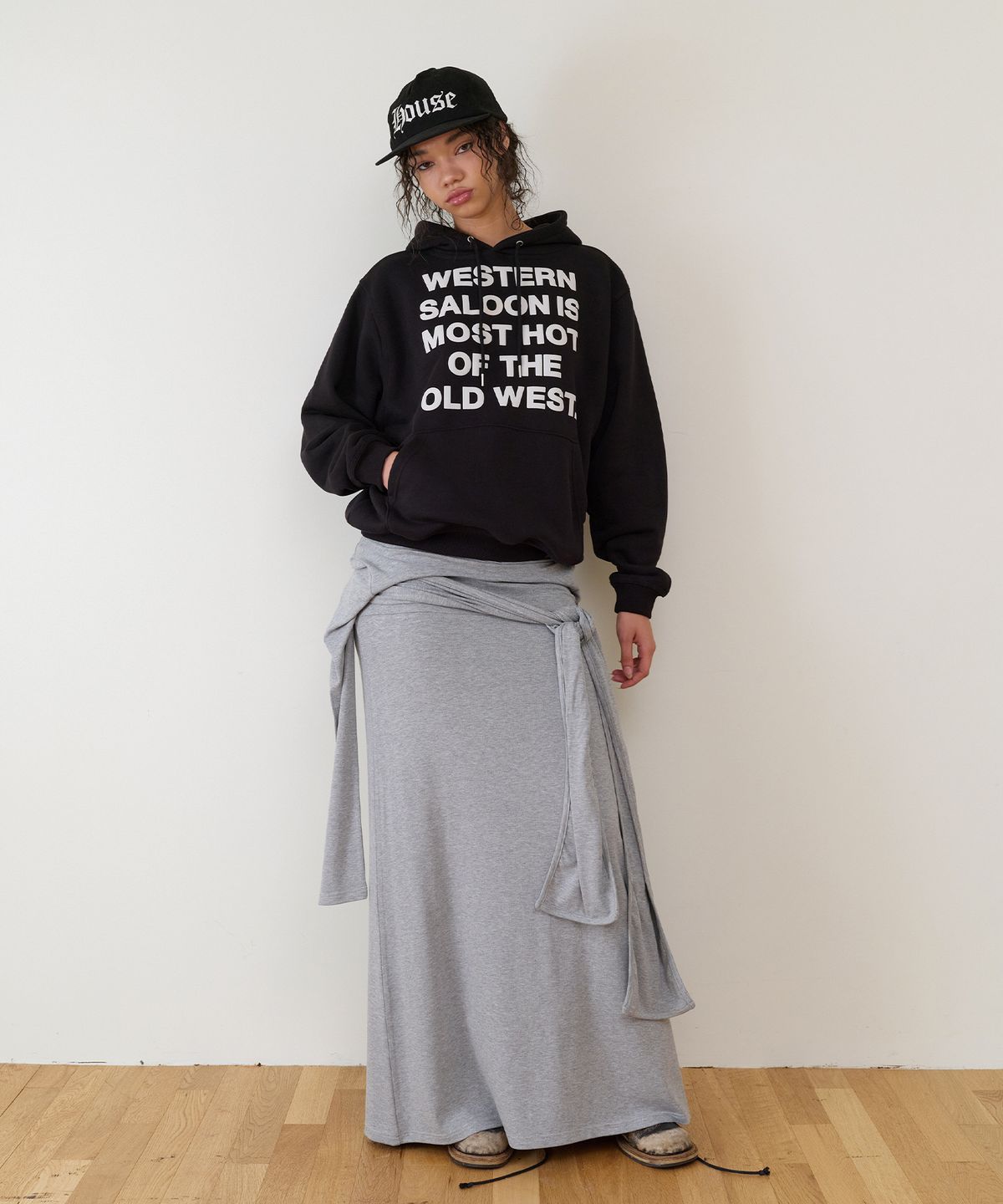 더바이닐하우스(THEVINYLHOUSE) TYPO HOODIE BLACK