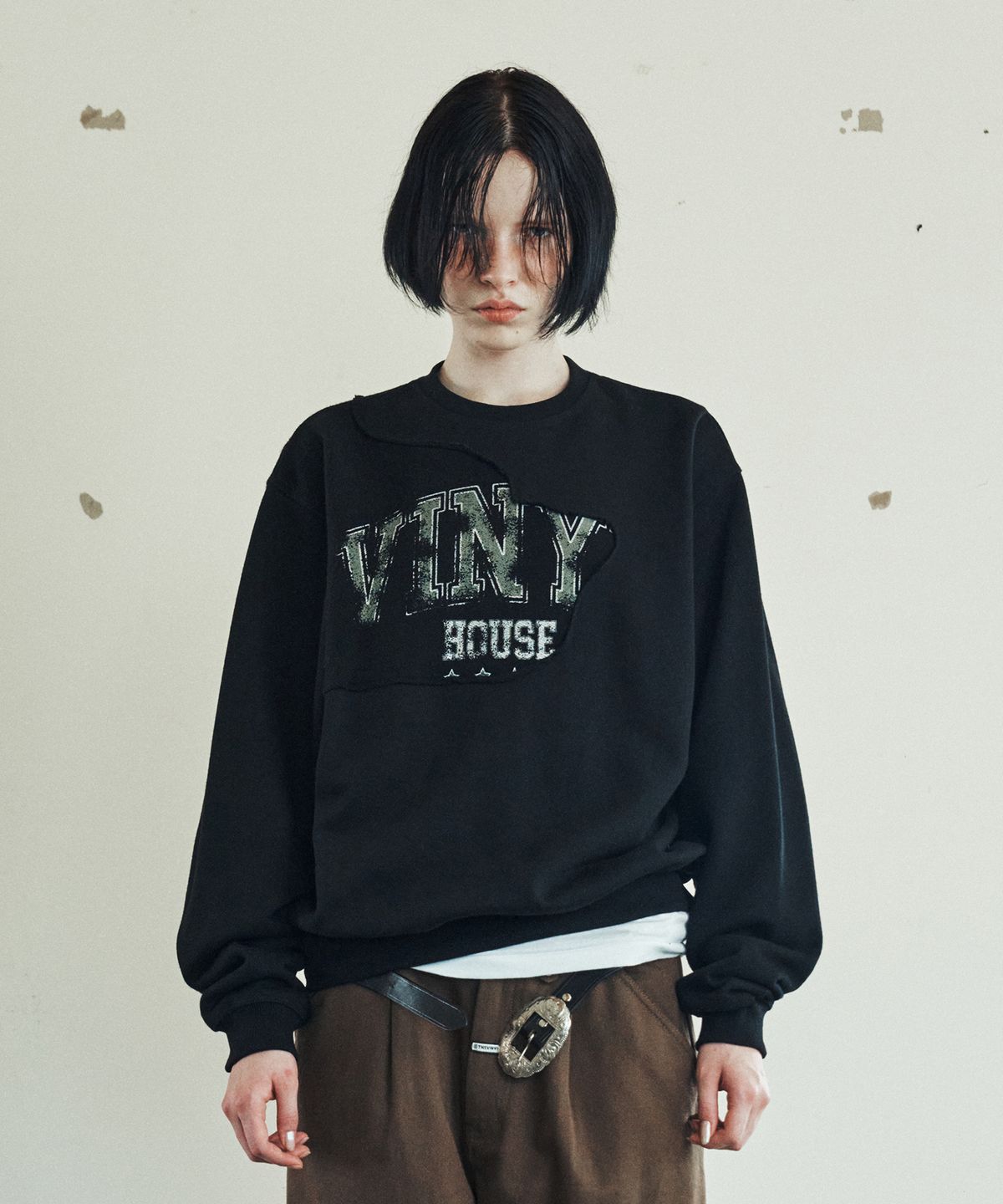 더바이닐하우스(THEVINYLHOUSE) CUT-OFF SWEATSHIRT BLACK