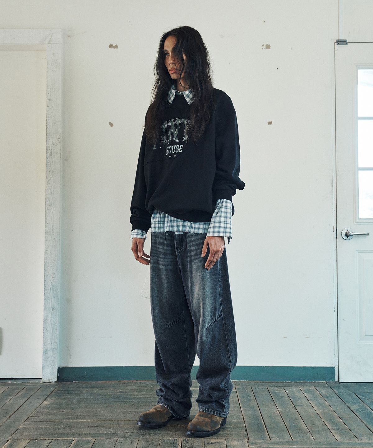 더바이닐하우스(THEVINYLHOUSE) CUT-OFF SWEATSHIRT BLACK