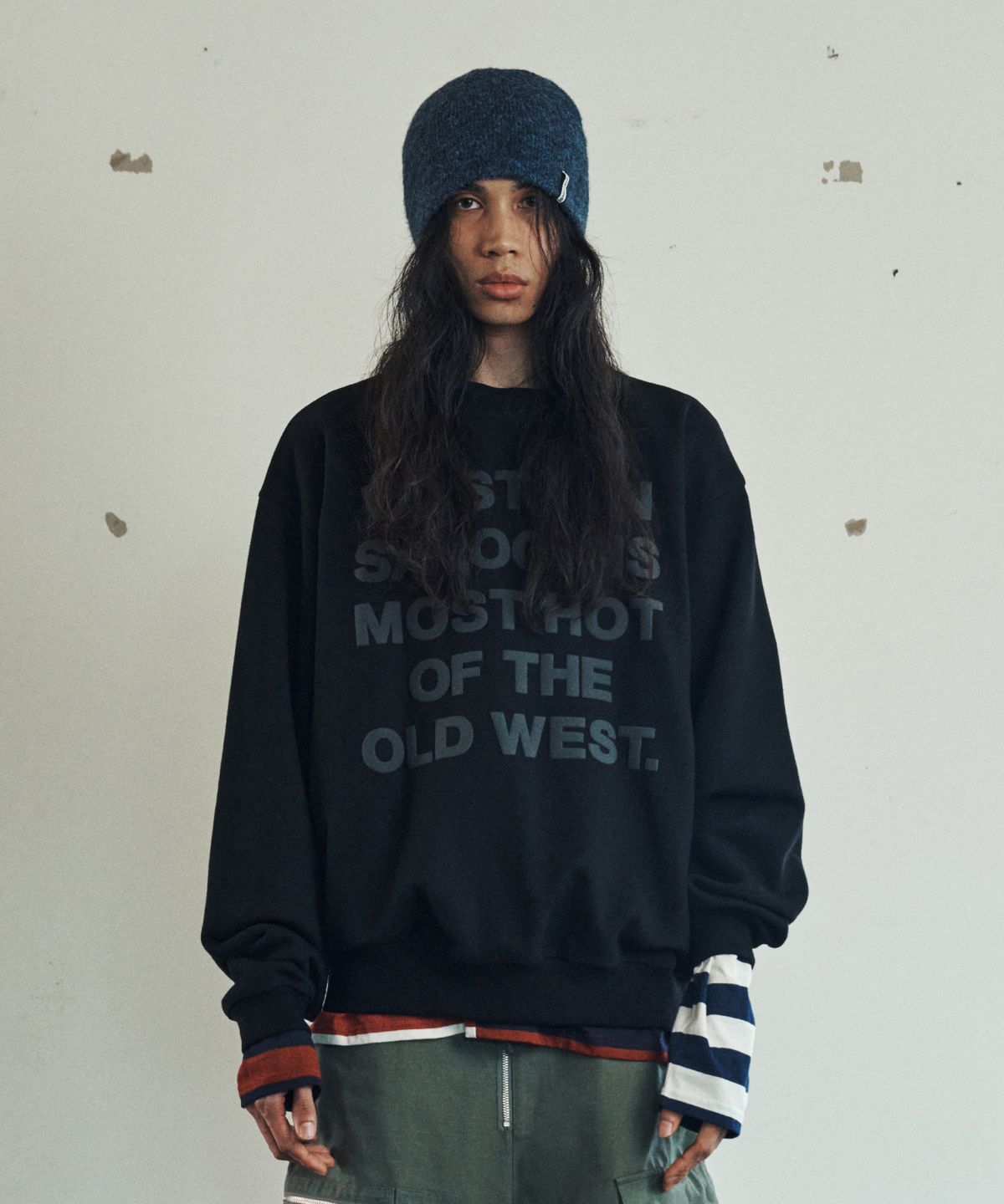 더바이닐하우스(THEVINYLHOUSE) OLD WEST TYPO SWEATSHIRT BLACK