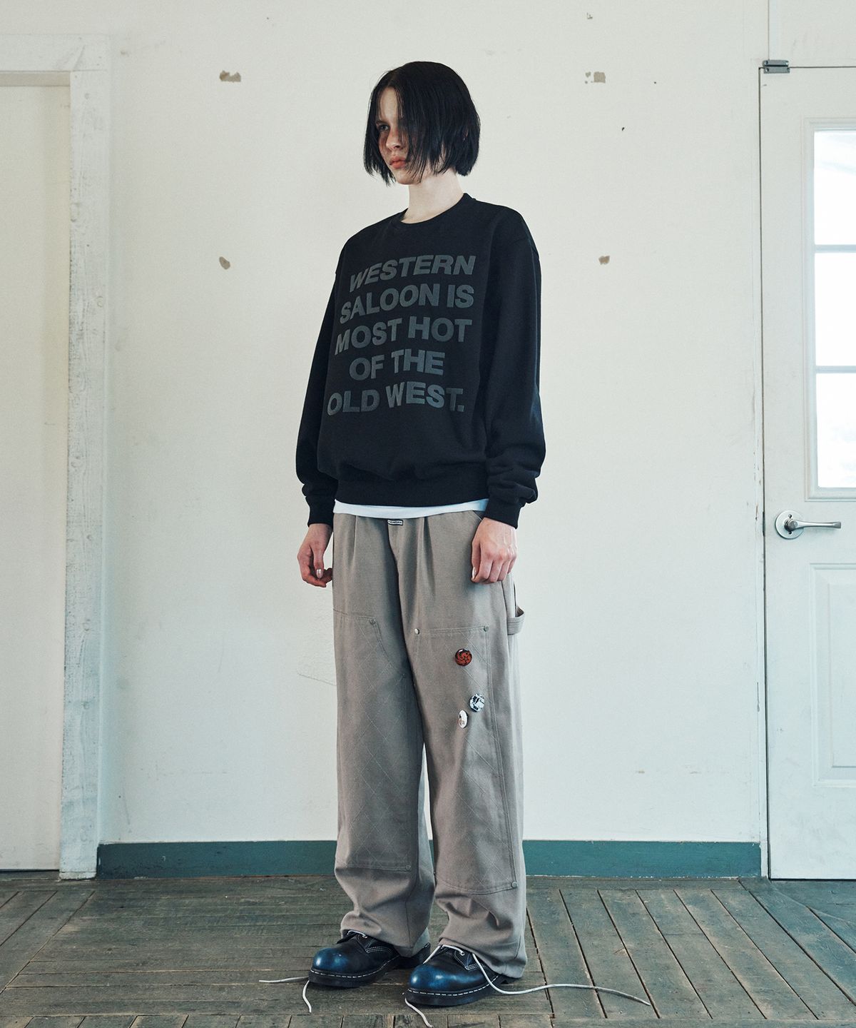더바이닐하우스(THEVINYLHOUSE) OLD WEST TYPO SWEATSHIRT BLACK