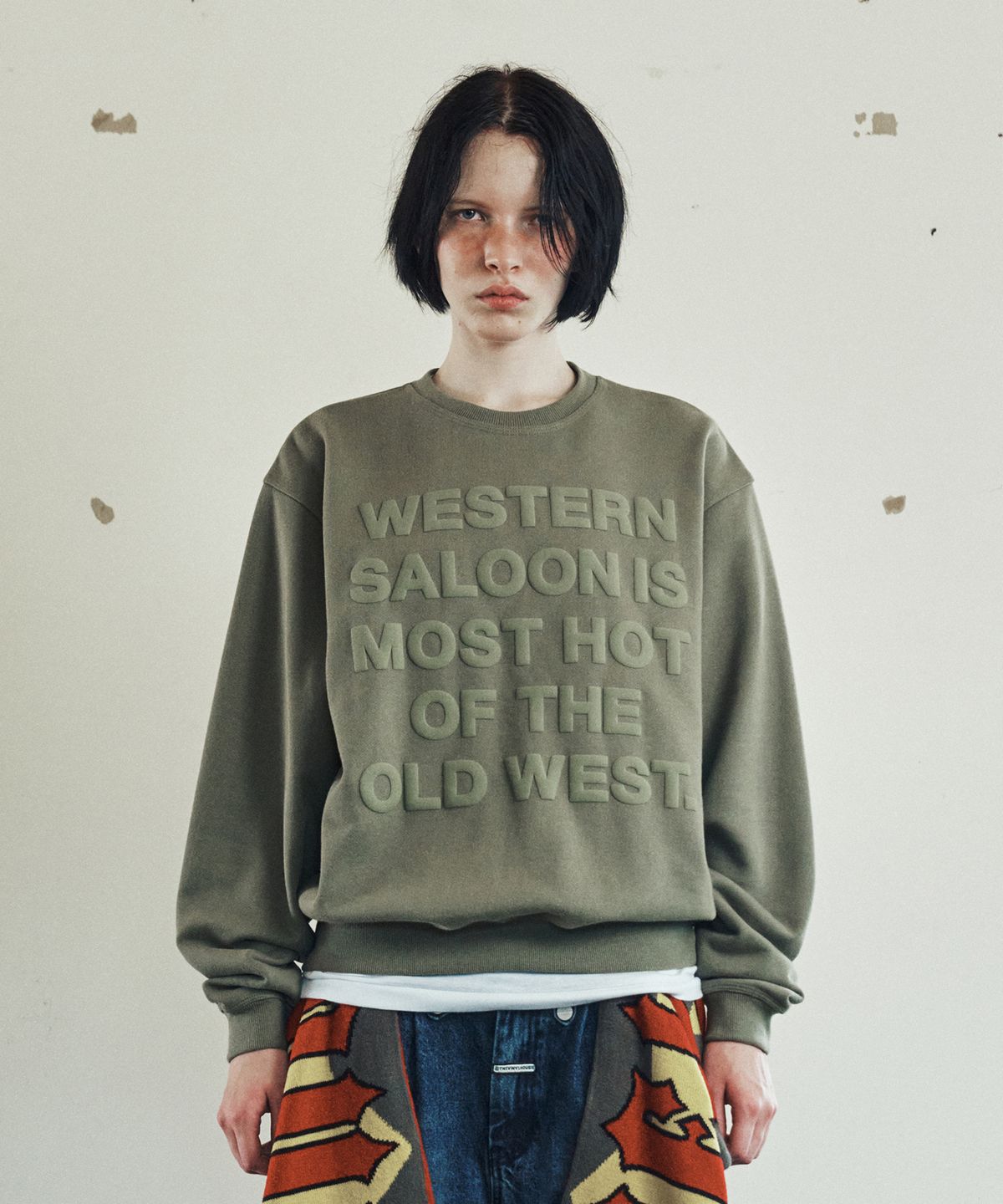 더바이닐하우스(THEVINYLHOUSE) OLD WEST TYPO SWEATSHIRT KHAKI
