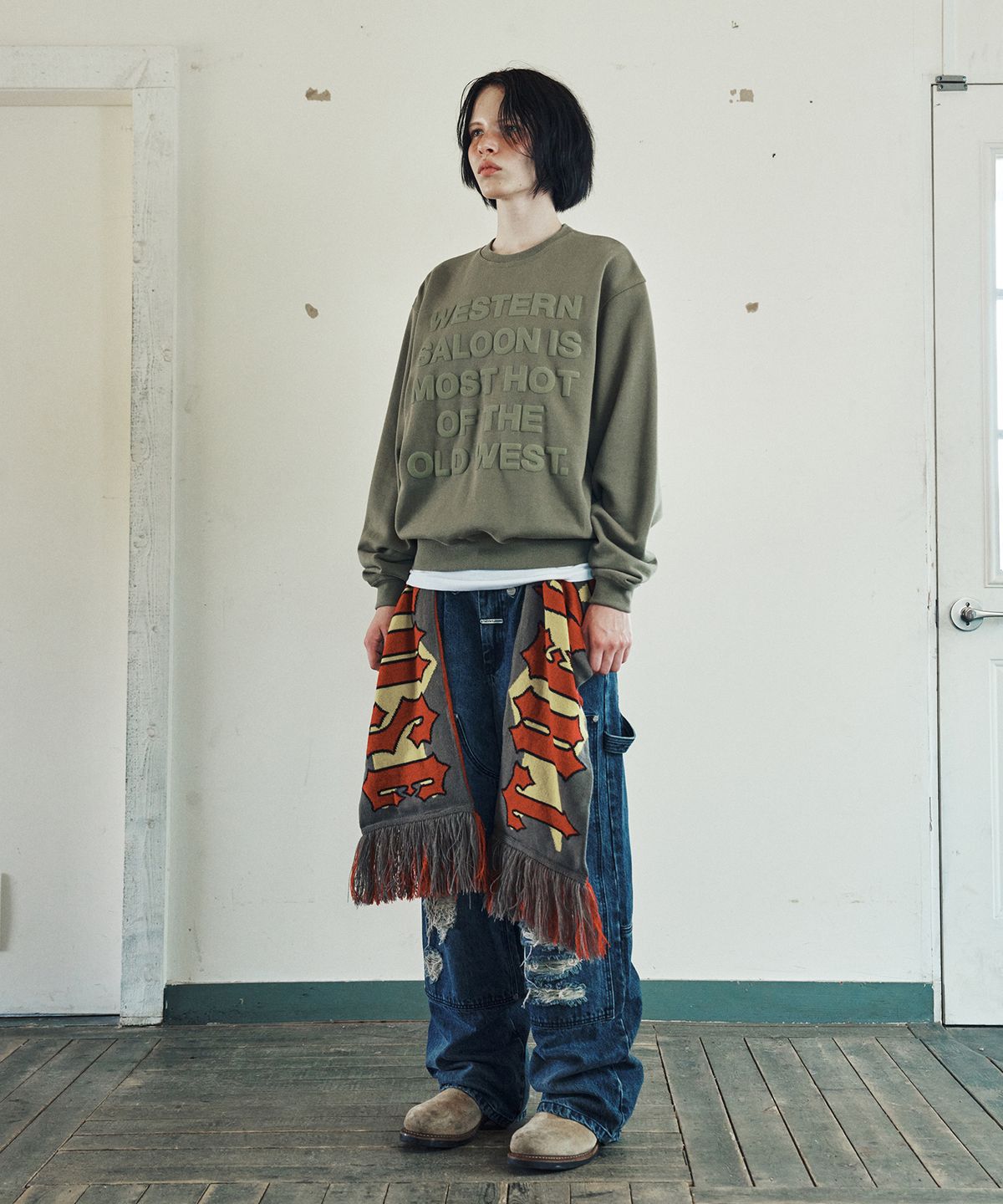 더바이닐하우스(THEVINYLHOUSE) OLD WEST TYPO SWEATSHIRT KHAKI