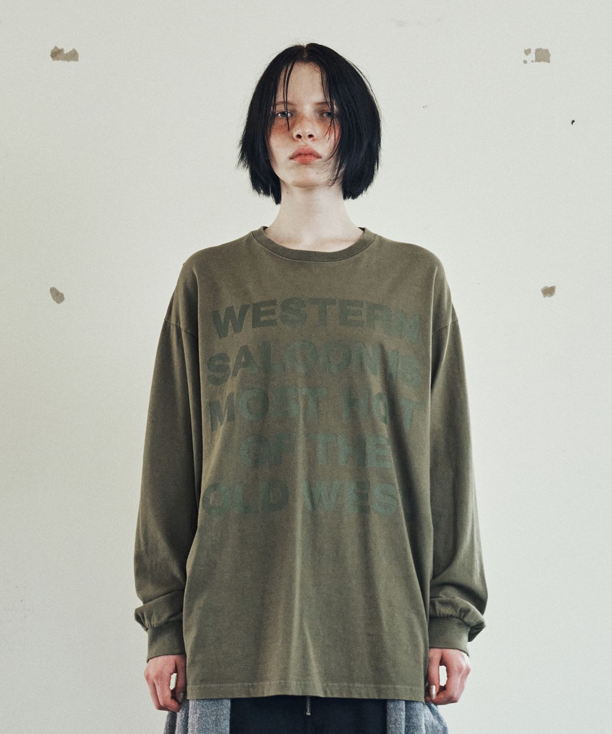 더바이닐하우스(THEVINYLHOUSE) OLD WEST TYPO LS TEE OLIVE