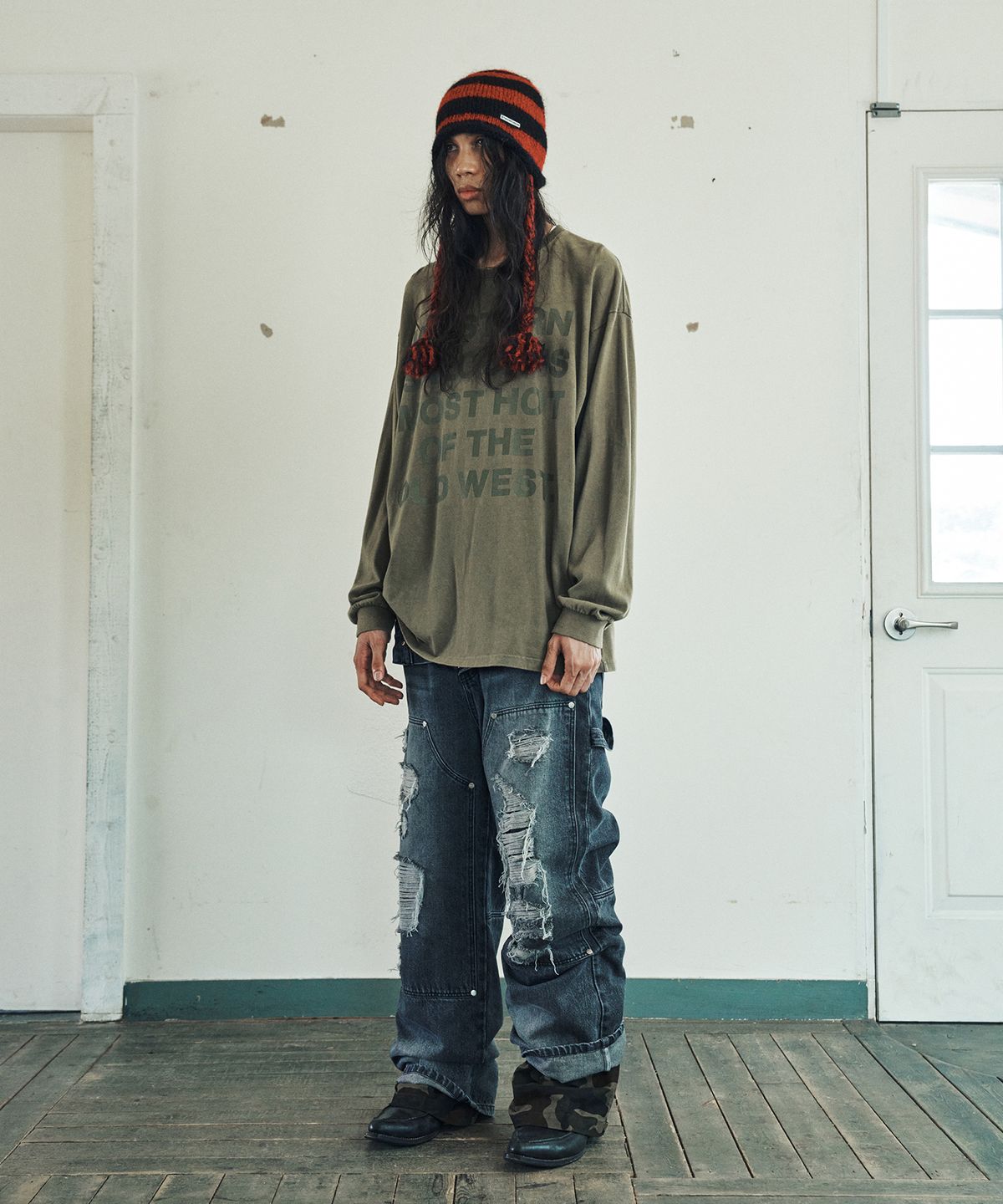더바이닐하우스(THEVINYLHOUSE) OLD WEST TYPO LS TEE OLIVE