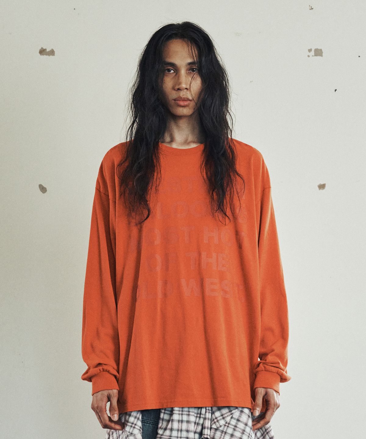 더바이닐하우스(THEVINYLHOUSE) OLD WEST TYPO LS TEE ORANGE