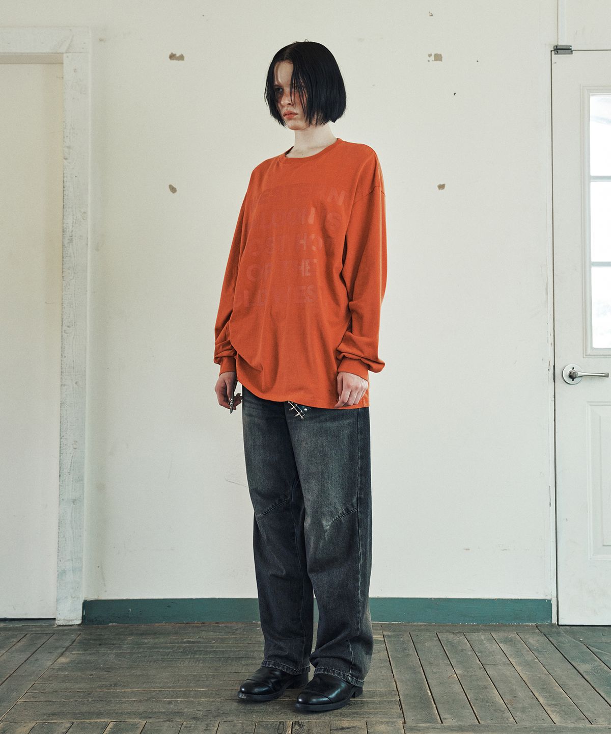 더바이닐하우스(THEVINYLHOUSE) OLD WEST TYPO LS TEE ORANGE