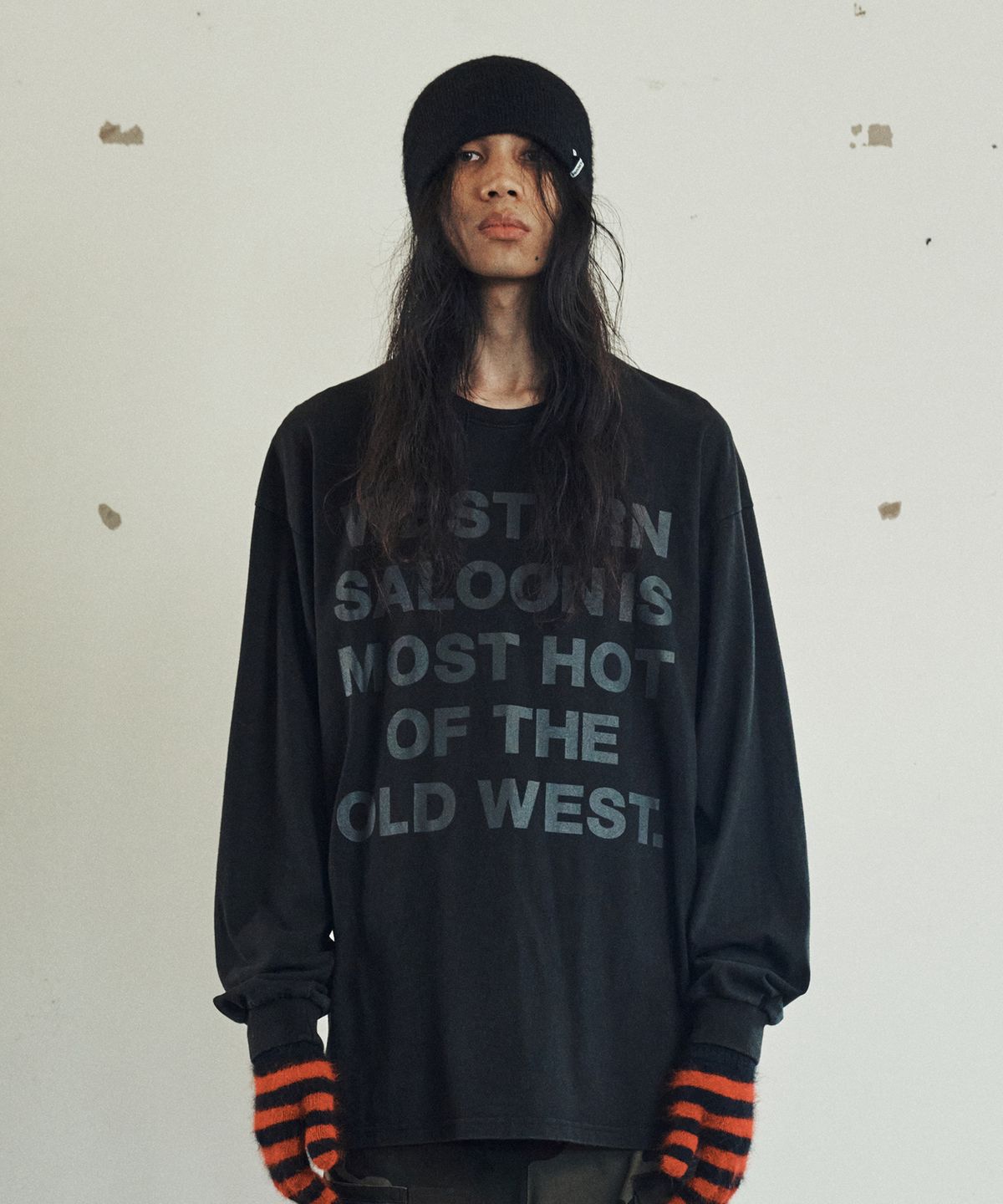 더바이닐하우스(THEVINYLHOUSE) OLD WEST TYPO LS TEE BLACK