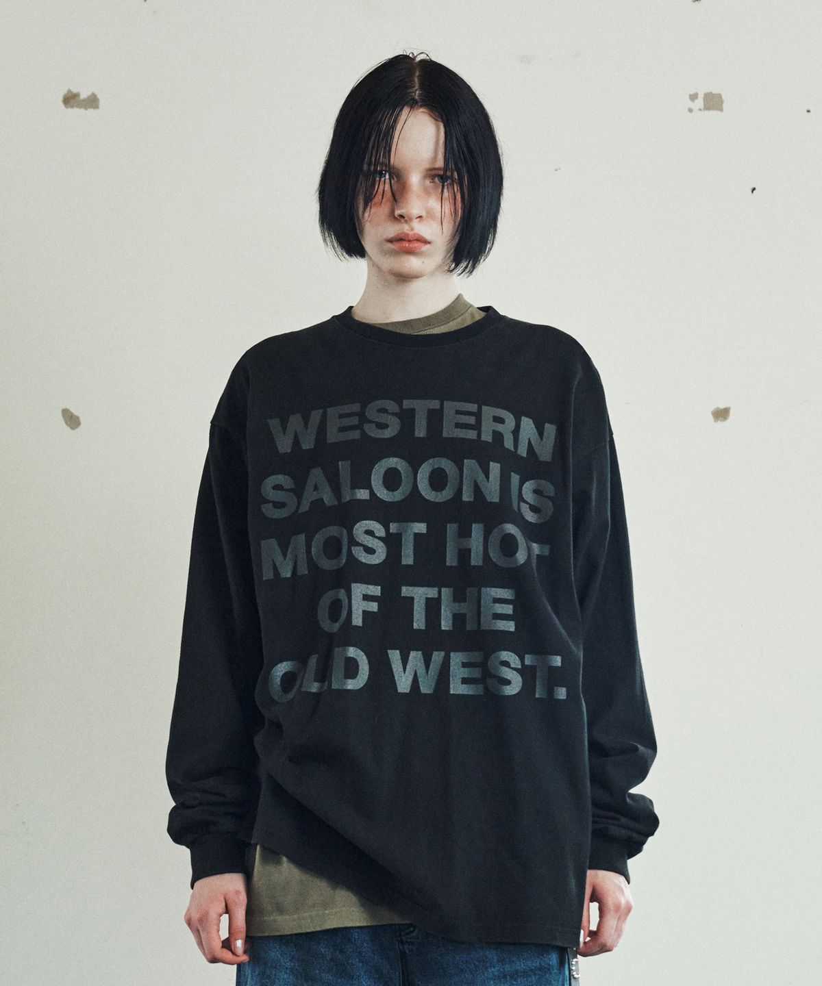더바이닐하우스(THEVINYLHOUSE) OLD WEST TYPO LS TEE BLACK