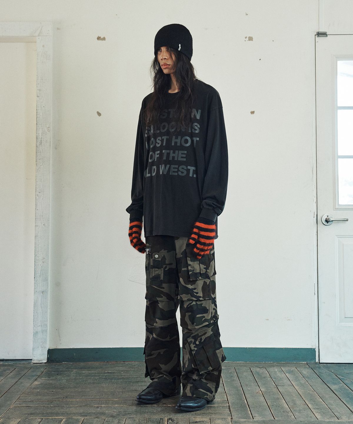 더바이닐하우스(THEVINYLHOUSE) OLD WEST TYPO LS TEE BLACK