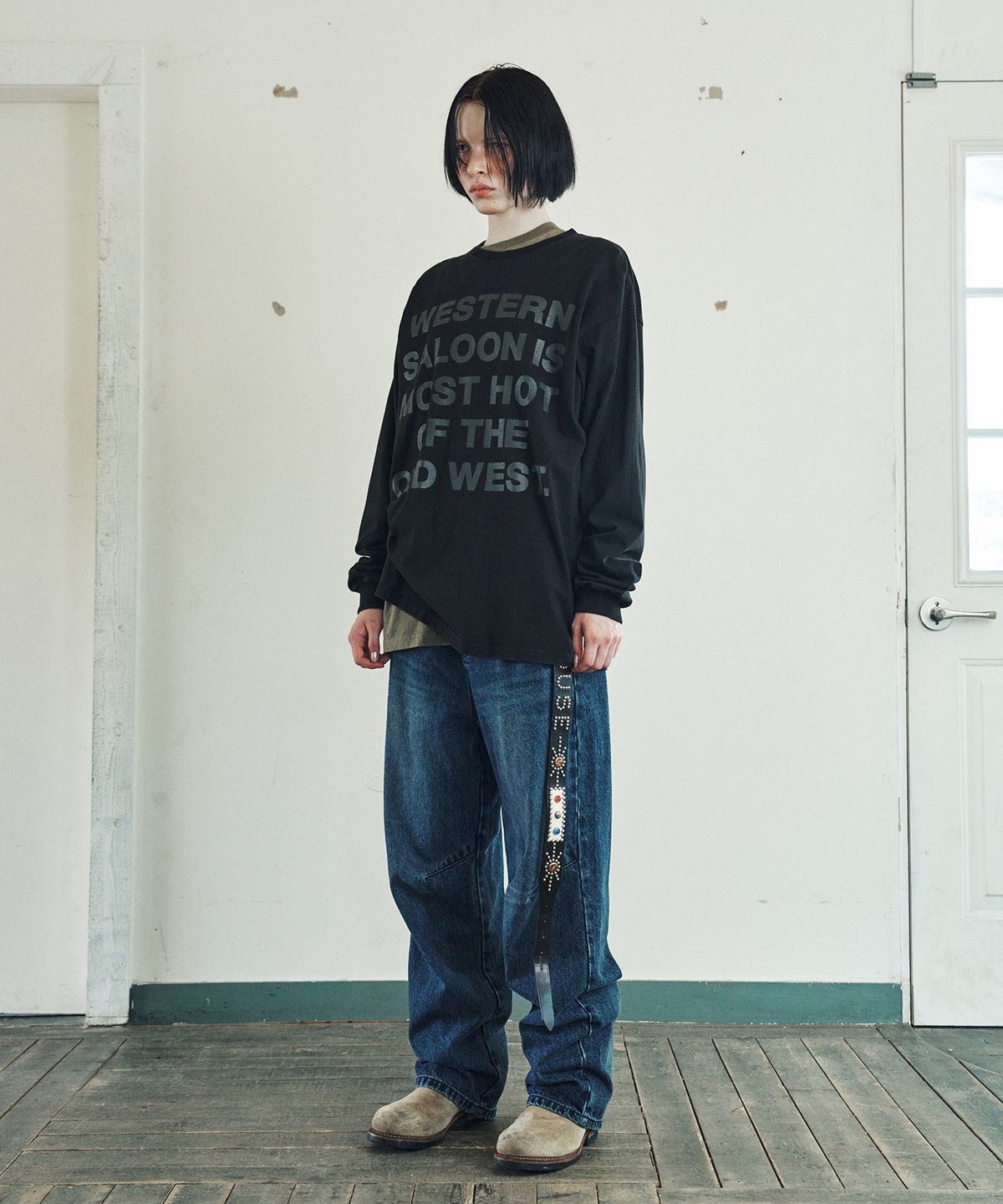 더바이닐하우스(THEVINYLHOUSE) OLD WEST TYPO LS TEE BLACK