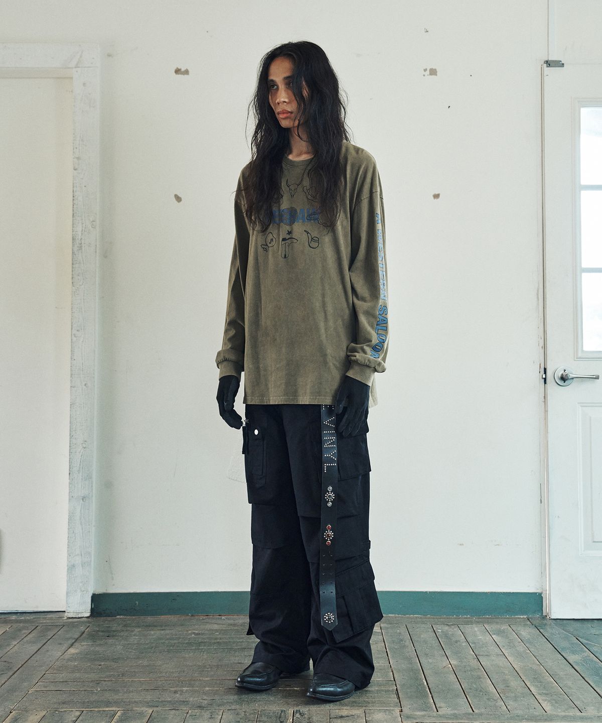더바이닐하우스(THEVINYLHOUSE) WESTERN SALOON LS TEE OLIVE