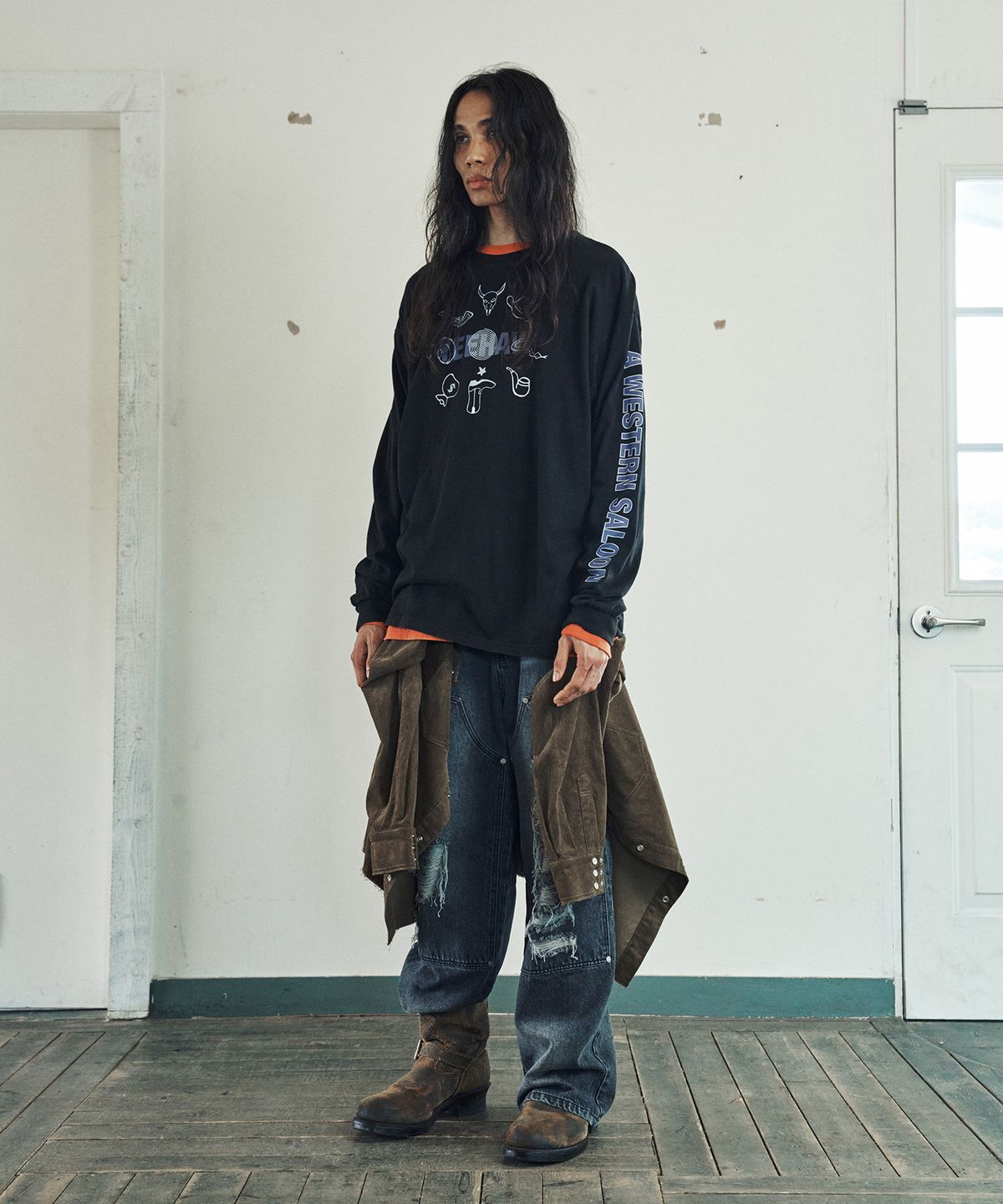 더바이닐하우스(THEVINYLHOUSE) WESTERN SALOON LS TEE BLACK