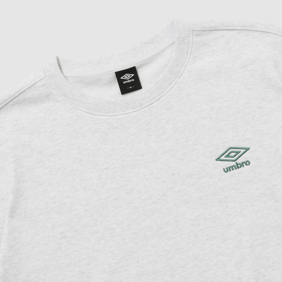 엄브로(UMBRO) 에센셜 스몰로고 맨투맨 화이트(UQ123CFS19)