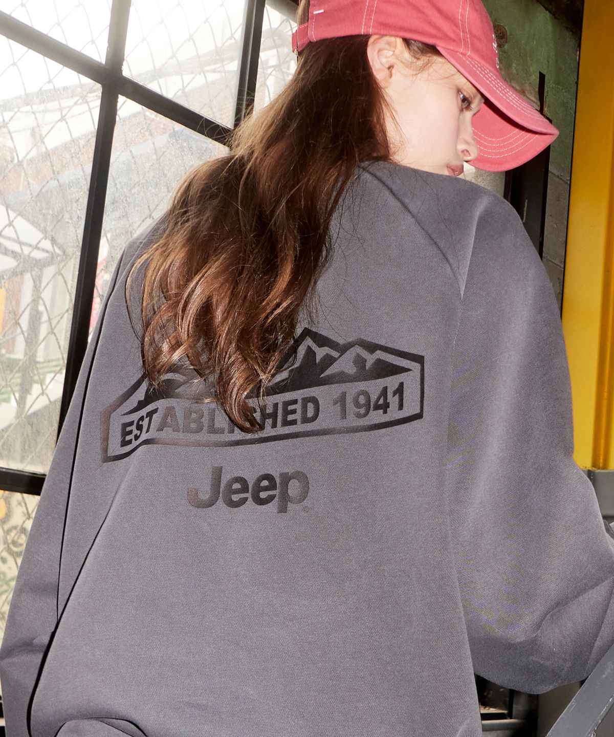 지프(JEEP) 피그먼트 M-Logo 맨투맨 (JP5TSU641DG)