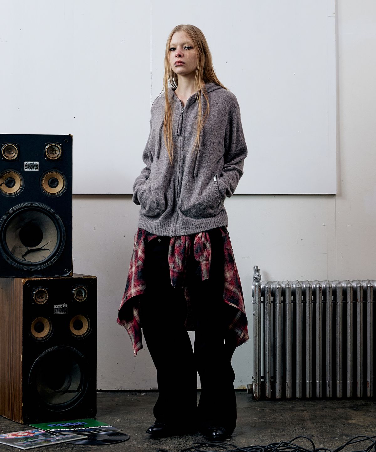더바이닐하우스(THEVINYLHOUSE) ROUND POCKET KNIT ZIP-UP GREY