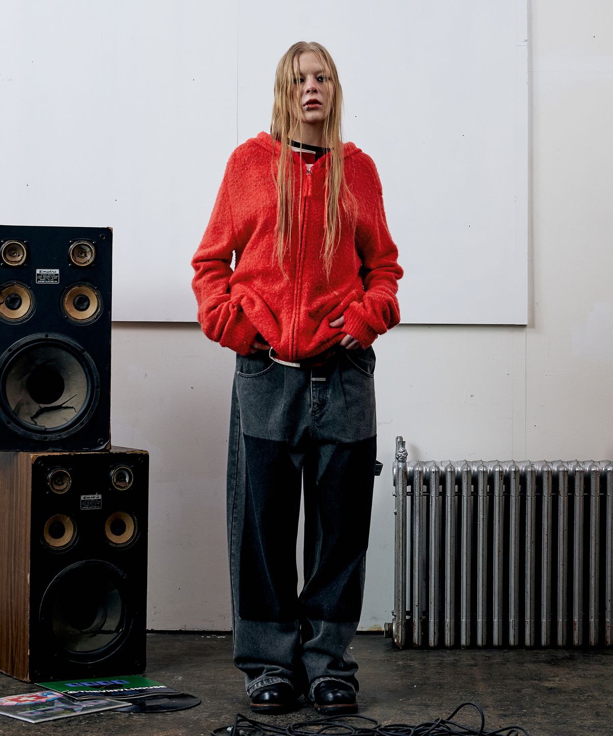 더바이닐하우스(THEVINYLHOUSE) ROUND POCKET KNIT ZIP-UP RED