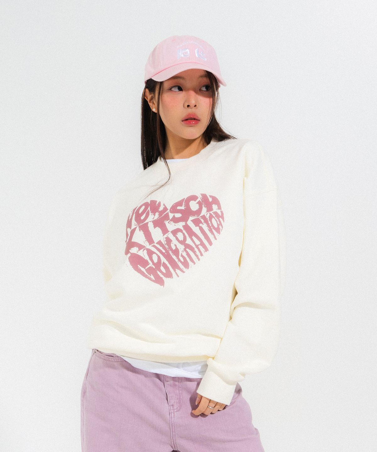 뉴키치(NEWKITSCH) VINT HEART LOGO SWEATSHIRTS (IVORY)