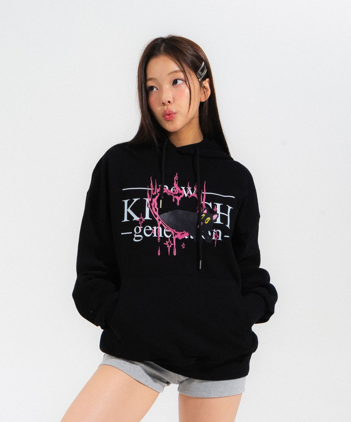 뉴키치(NEWKITSCH) MELTING LOGO HOOD TEE (BLACK)