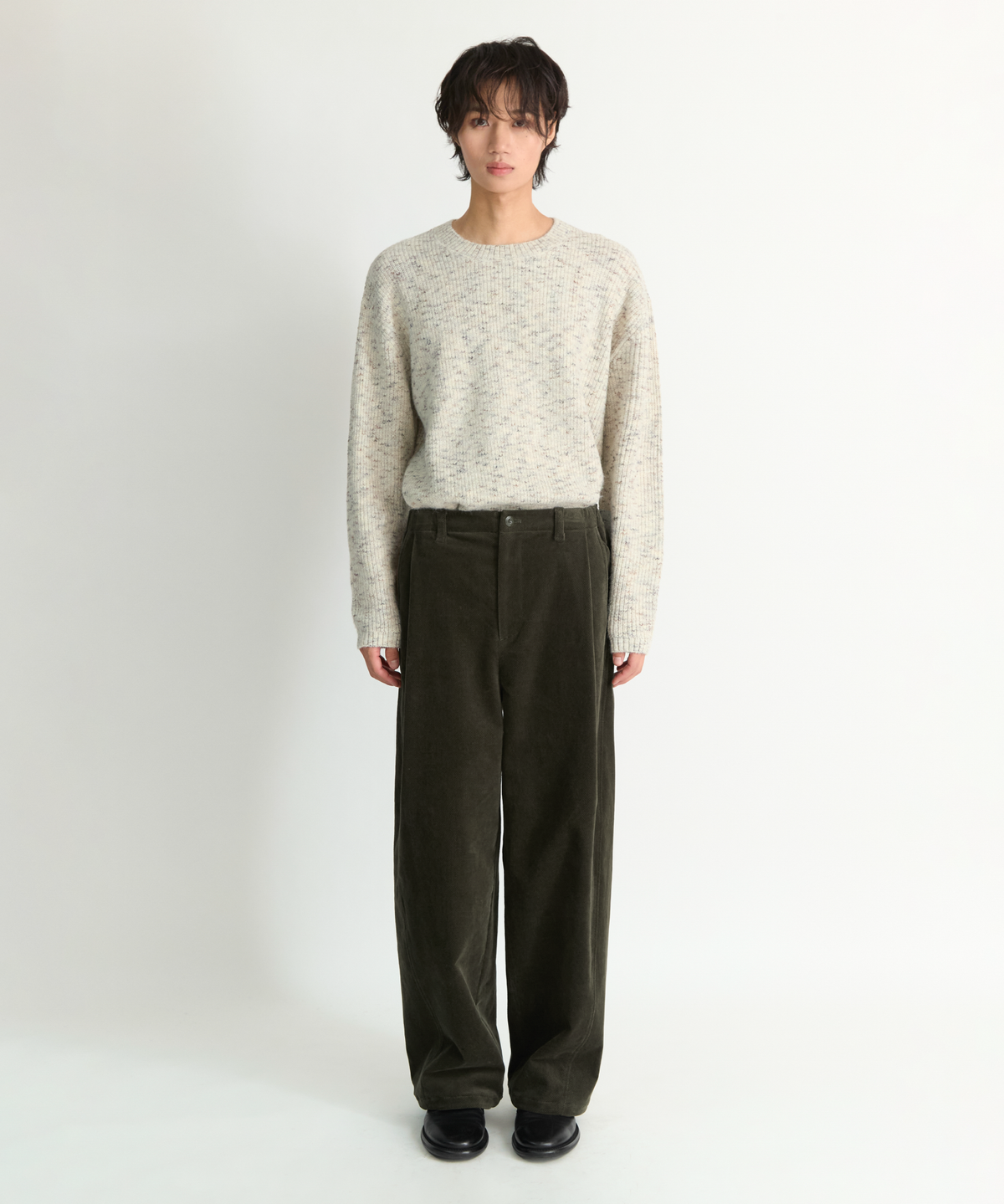 넌블랭크(NONBLANK) 원턱 커브드 스티치 팬츠_KHAKI