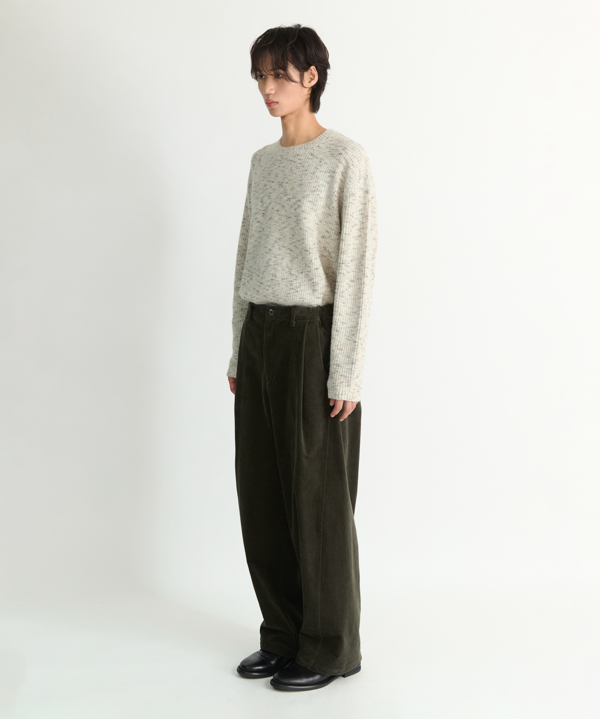 넌블랭크(NONBLANK) 원턱 커브드 스티치 팬츠_KHAKI