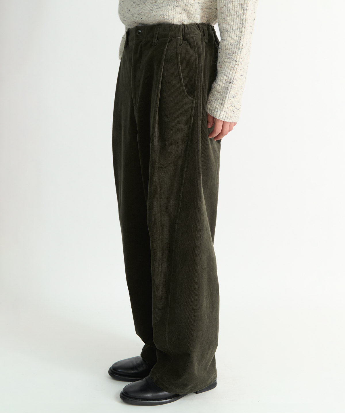 넌블랭크(NONBLANK) 원턱 커브드 스티치 팬츠_KHAKI