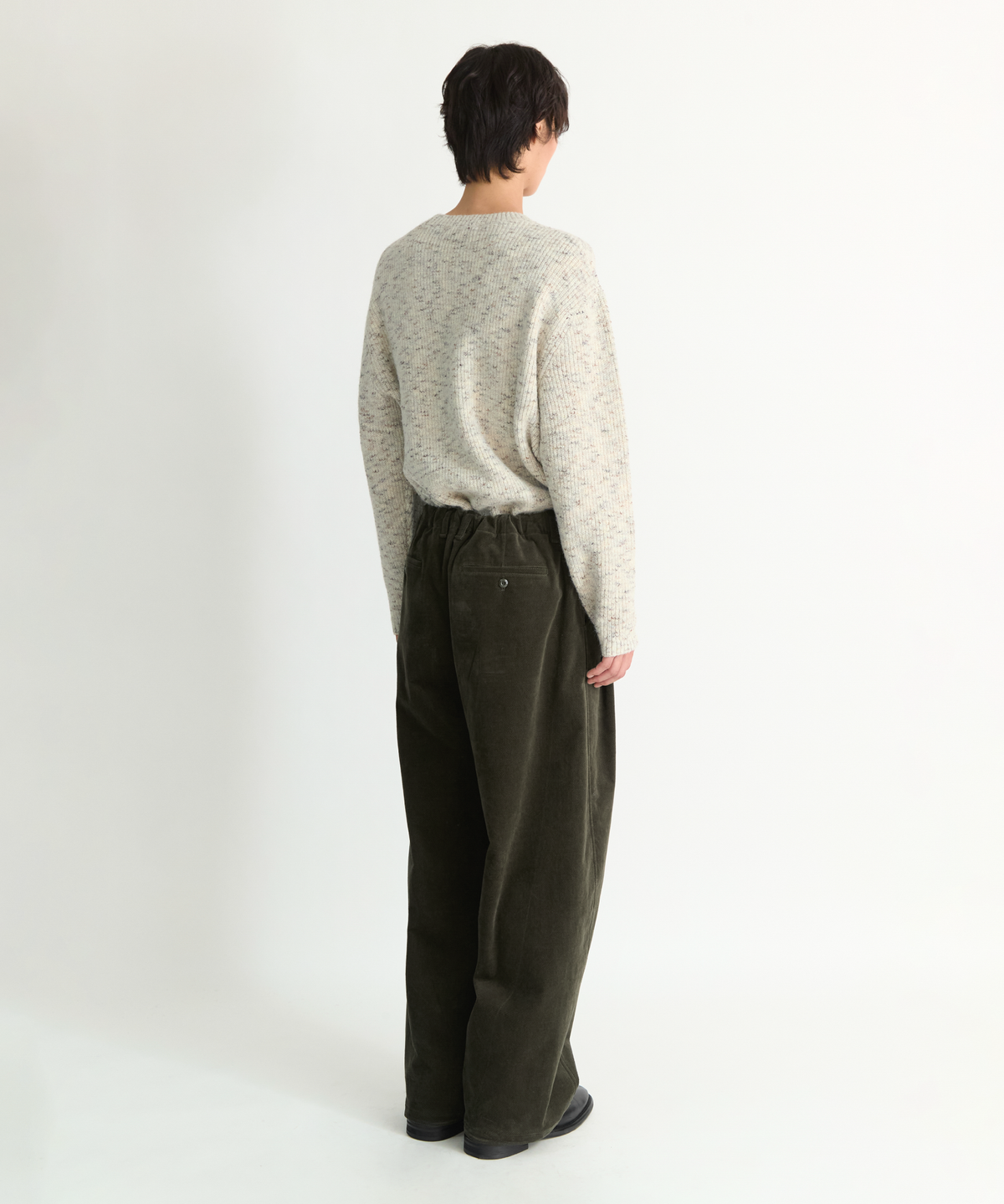 넌블랭크(NONBLANK) 원턱 커브드 스티치 팬츠_KHAKI