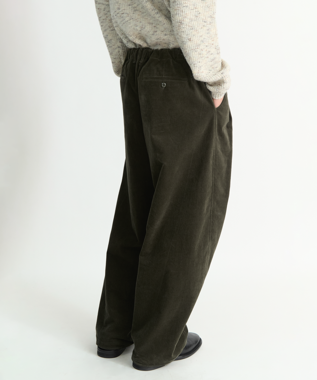 넌블랭크(NONBLANK) 원턱 커브드 스티치 팬츠_KHAKI