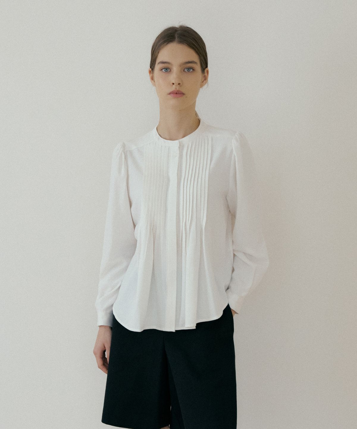 더페니(THE PENNY) PINTUCK RUFFLE BLOUSE - Ivory