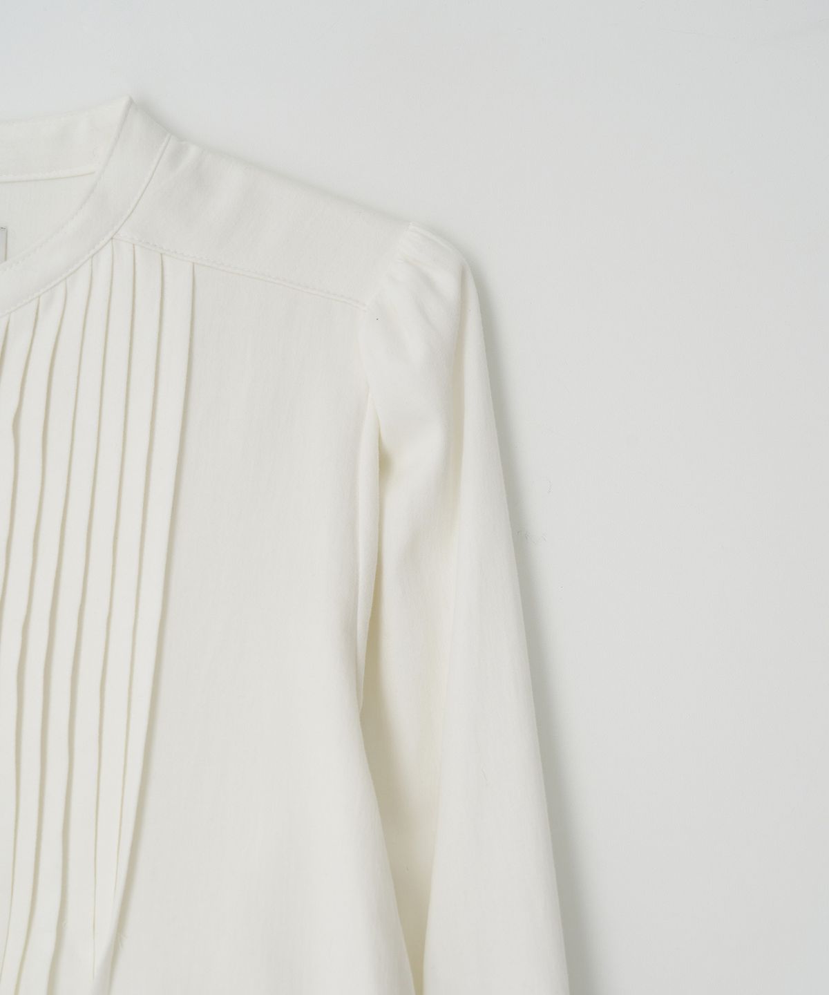 더페니(THE PENNY) PINTUCK RUFFLE BLOUSE - Ivory