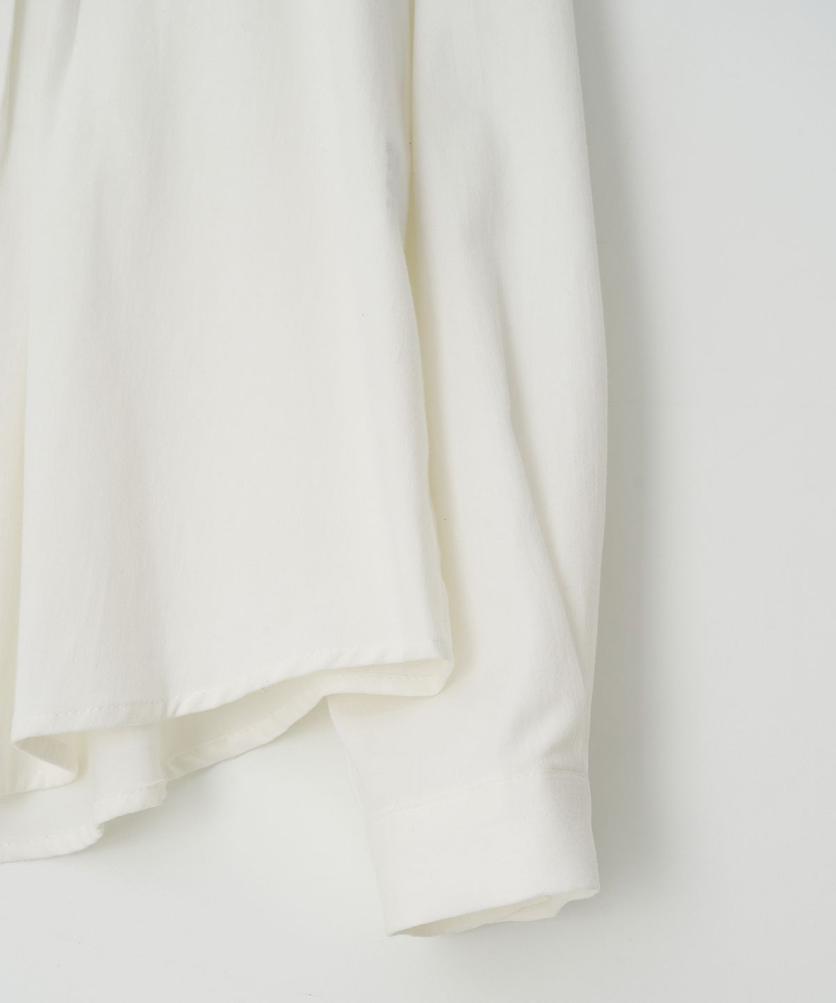 더페니(THE PENNY) PINTUCK RUFFLE BLOUSE - Ivory
